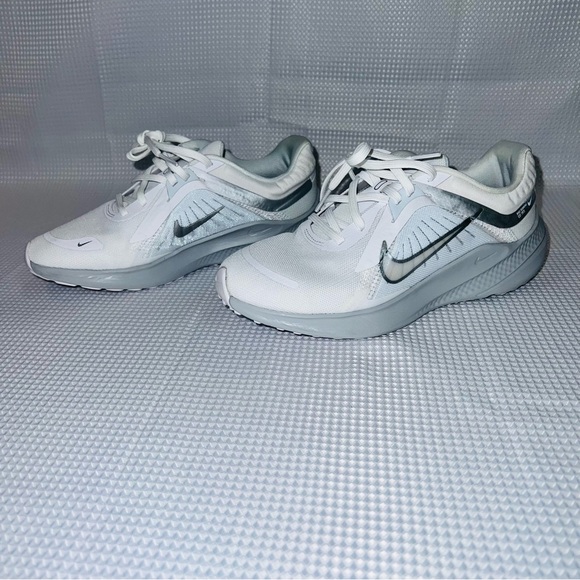 Nike Quest 05, Woman’s running shoes, white and silver, size 6.5 reg - Picture 3 of 5